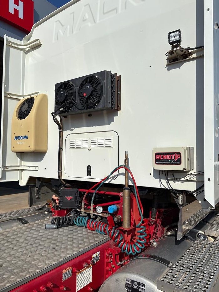 2010 Mack Superliner