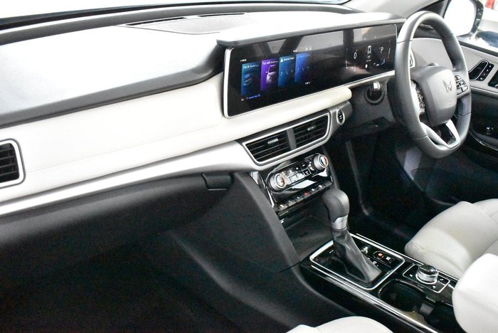 2024 Mahindra XUV700 AX7L