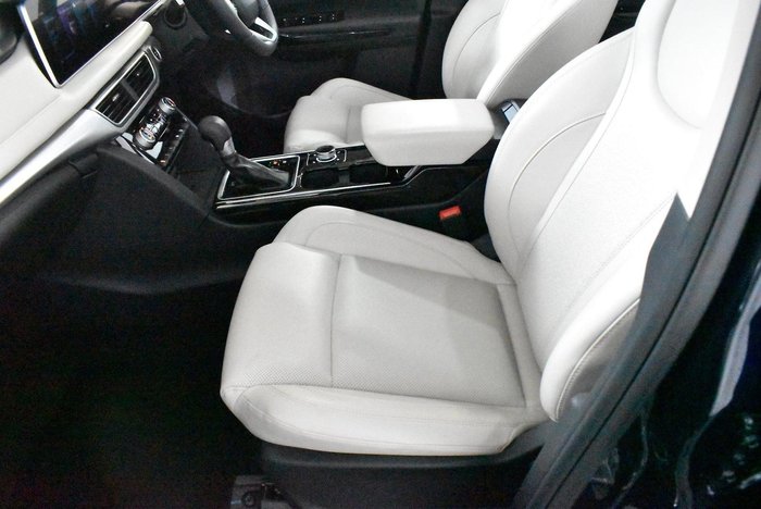 2024 Mahindra XUV700 AX7L