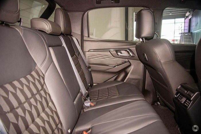 2025 Isuzu D-MAX BLADE