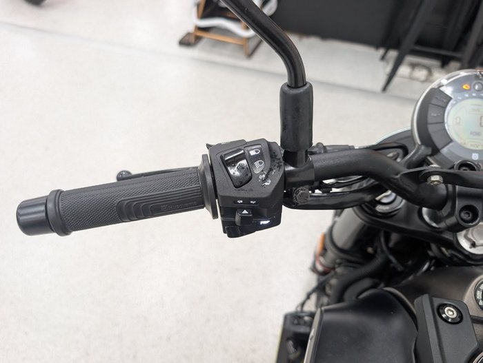 2022 HUSQVARNA SVARTPILEN 401 Black