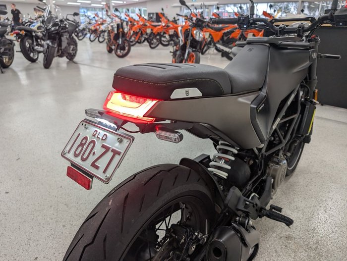 2022 HUSQVARNA SVARTPILEN 401 Black