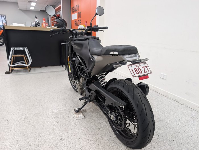 2022 HUSQVARNA SVARTPILEN 401 Black