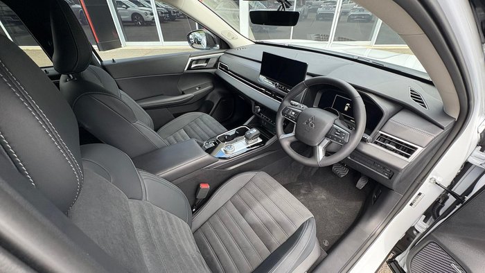 2025 Mitsubishi Outlander LS