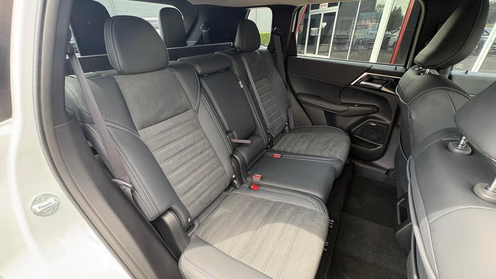 2025 Mitsubishi Outlander LS