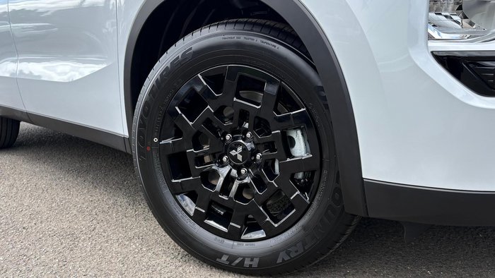 2025 Mitsubishi Outlander LS