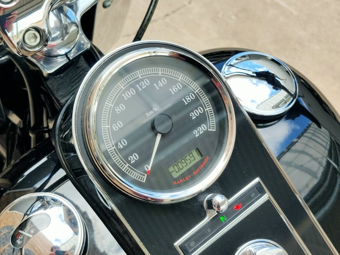 2016 HARLEY-DAVIDSON SOFTAIL DELUXE 1690 (FLSTN) ROAD BLACK