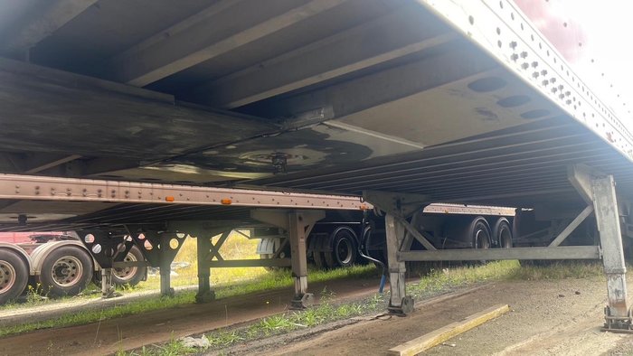 2004 Maxitrans 22P Dry Van Red