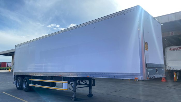 2014 Maxitrans 18P Dry Van White