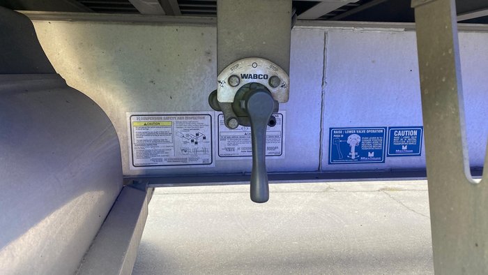 2014 Maxitrans 18P Dry Van White