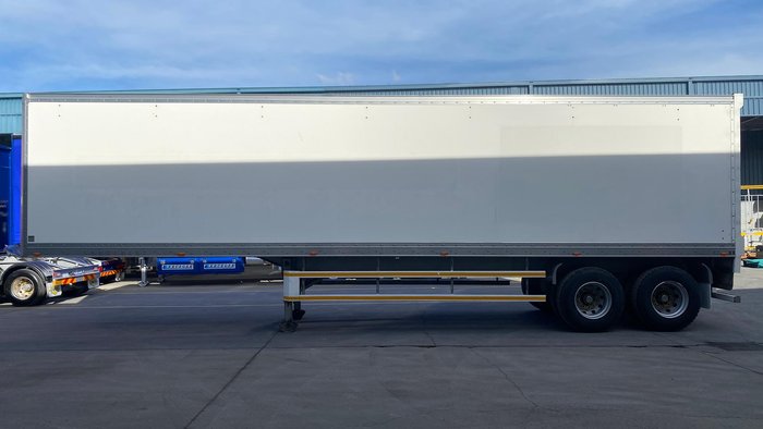 2014 Maxitrans 18P Dry Van White