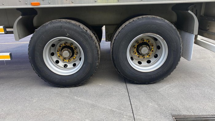 2014 Maxitrans 18P Dry Van White