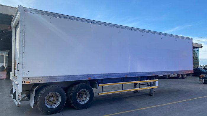 2014 Maxitrans 18P Dry Van White