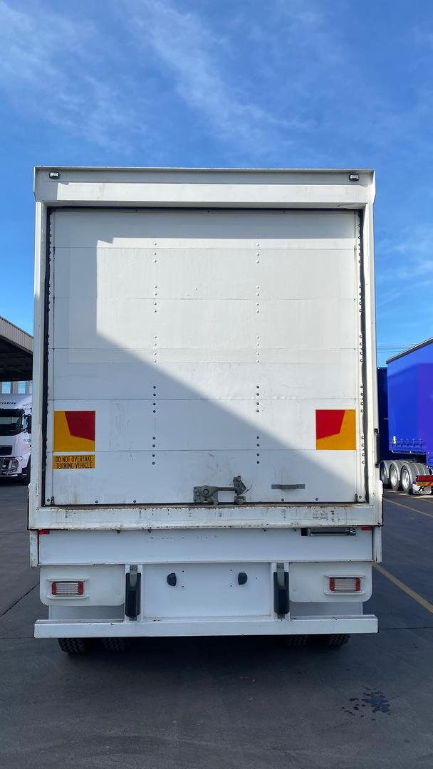 2014 Maxitrans 18P Dry Van White