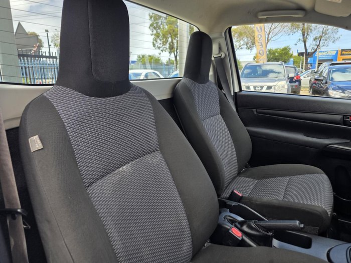 2015 Toyota Hilux Workmate TGN121R 4x2 Glacier White