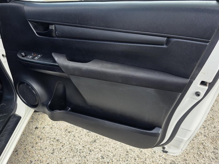 2015 Toyota Hilux Workmate TGN121R 4x2 Glacier White