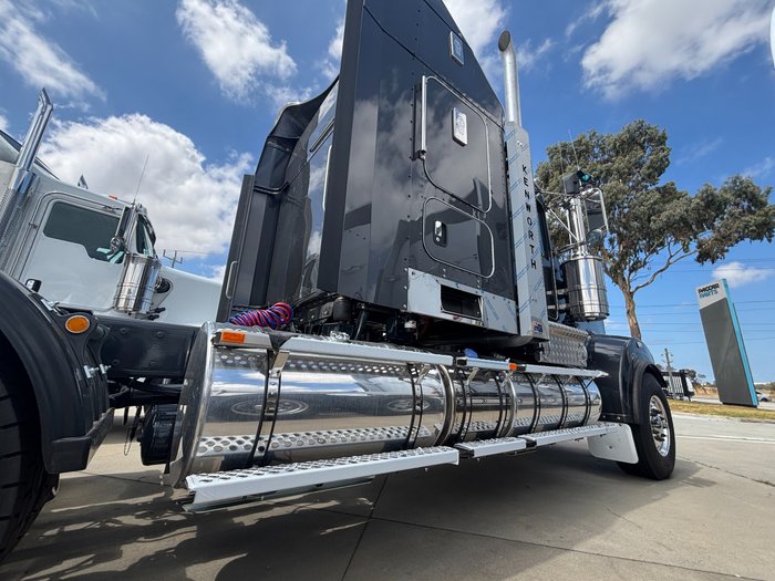 2025 Kenworth T909 