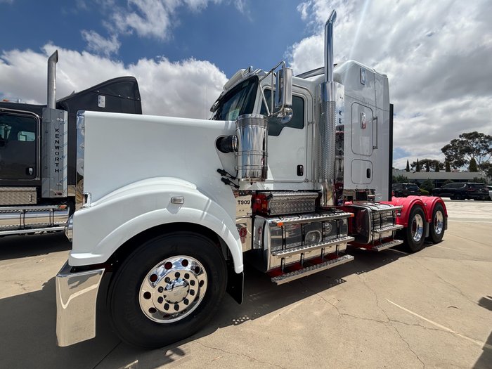 2025 Kenworth T909 