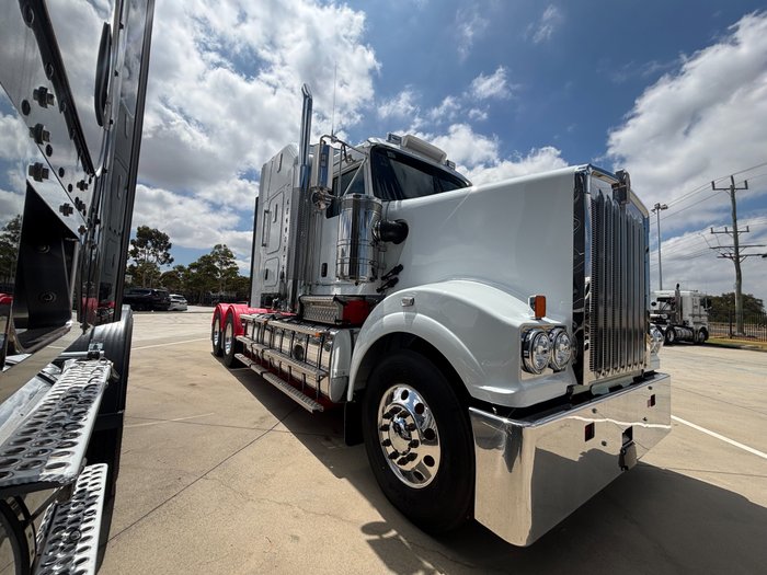 2025 Kenworth T909 