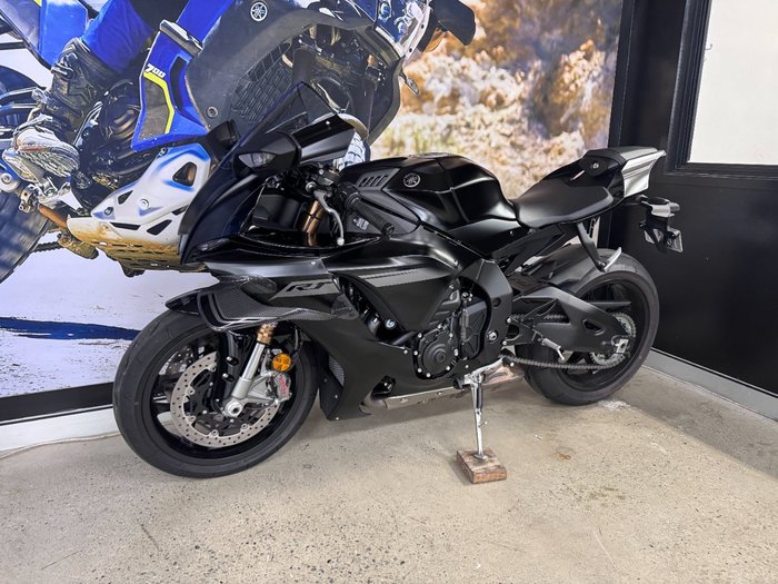 2025 Yamaha YZF-R1 BLACK