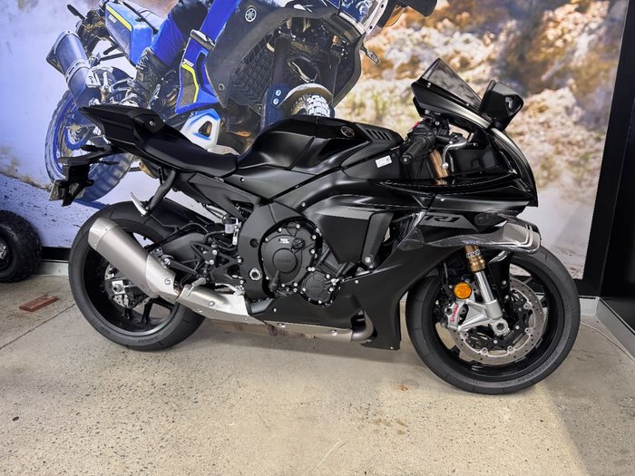 2025 Yamaha YZF-R1 BLACK
