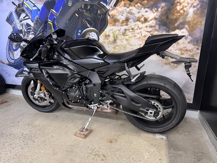 2025 Yamaha YZF-R1 BLACK