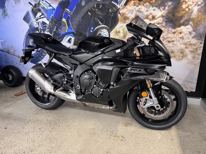 2025 Yamaha YZF-R1 BLACK