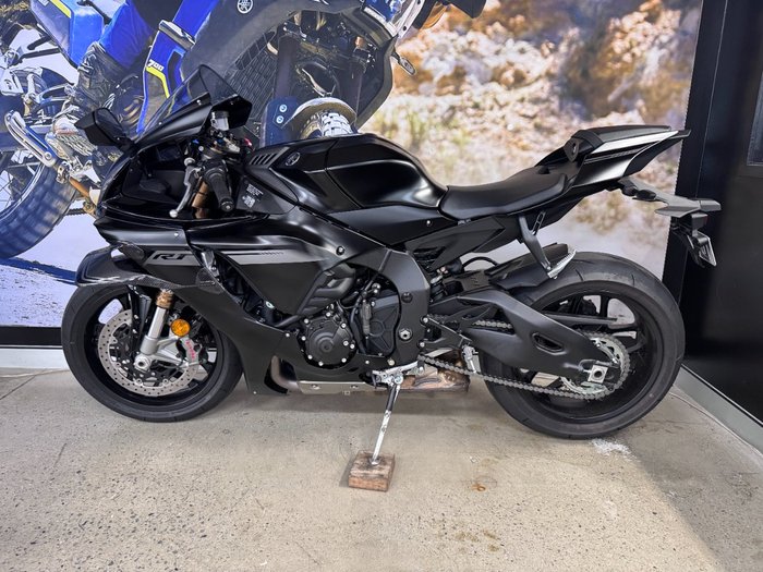 2025 Yamaha YZF-R1 BLACK