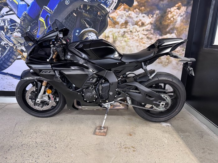 2025 Yamaha YZF-R1 BLACK