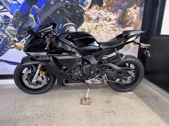 2025 Yamaha YZF-R1 BLACK