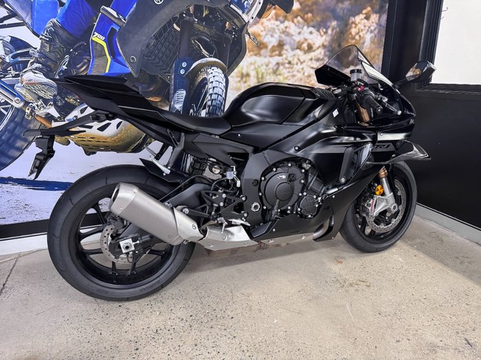 2025 Yamaha YZF-R1 BLACK