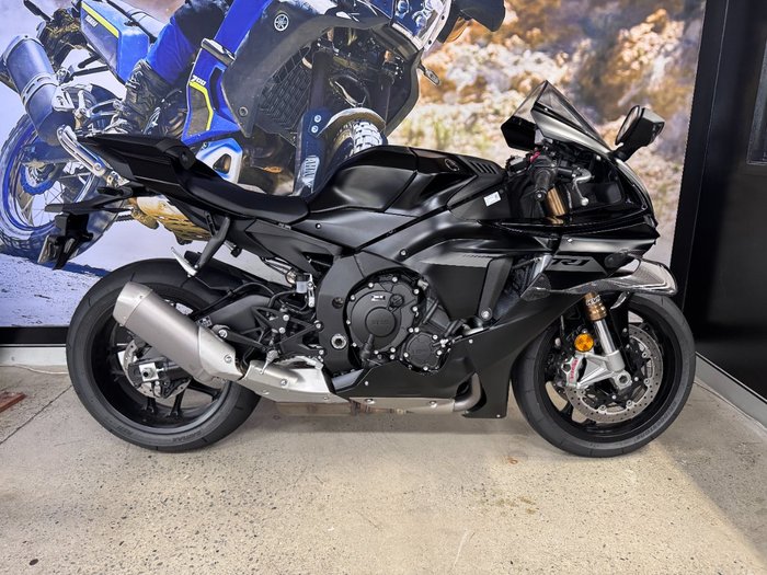 2025 Yamaha YZF-R1 BLACK