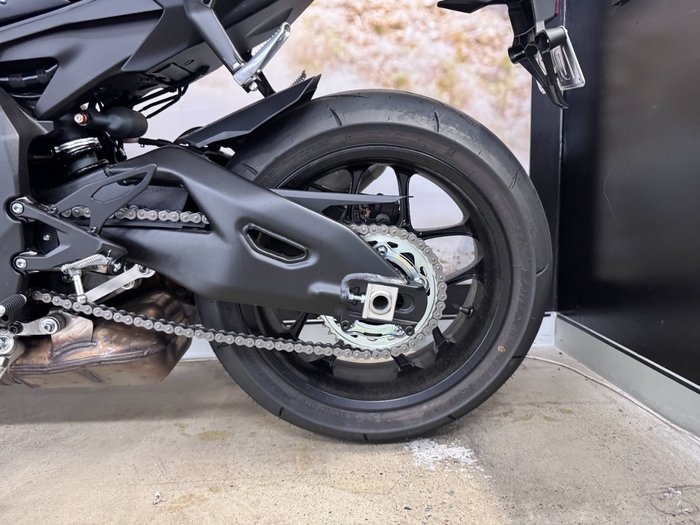 2025 Yamaha YZF-R1 BLACK