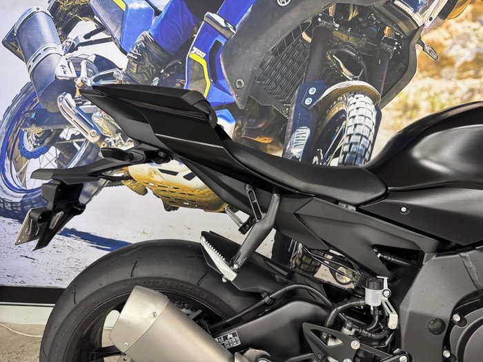 2025 Yamaha YZF-R1 BLACK