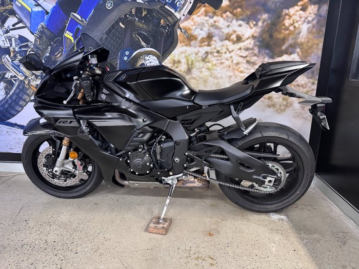 2025 Yamaha YZF-R1 BLACK