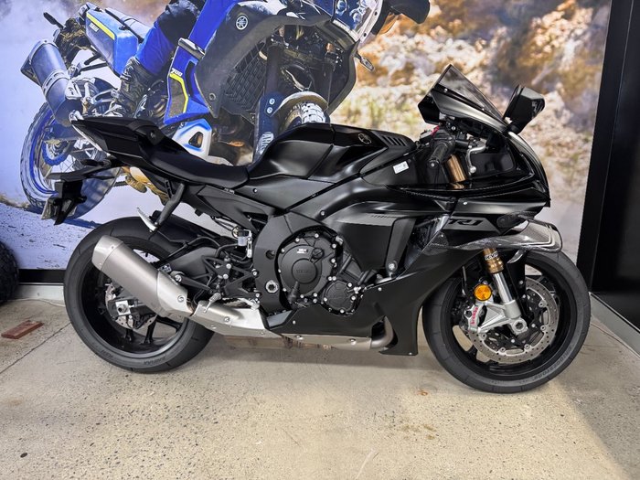 2025 Yamaha YZF-R1 BLACK