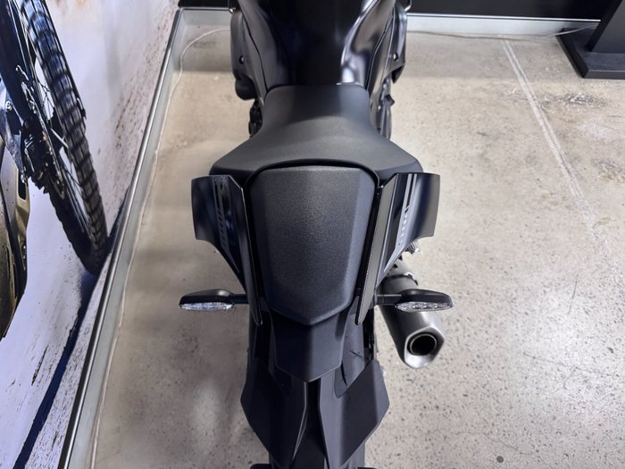 2025 Yamaha YZF-R1 BLACK