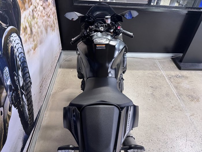 2025 Yamaha YZF-R1 BLACK