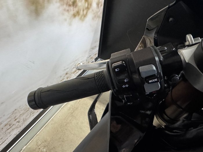 2025 Yamaha YZF-R1 BLACK