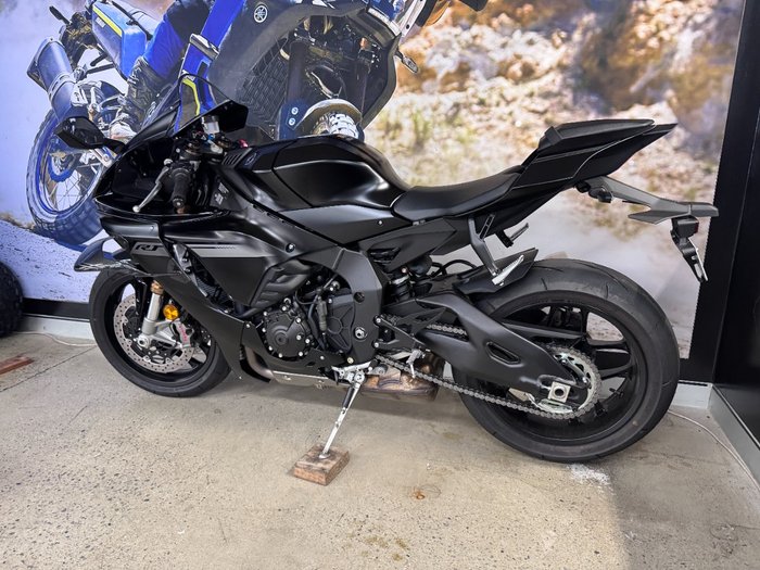 2025 Yamaha YZF-R1 BLACK