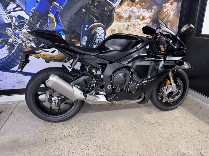 2025 Yamaha YZF-R1 BLACK