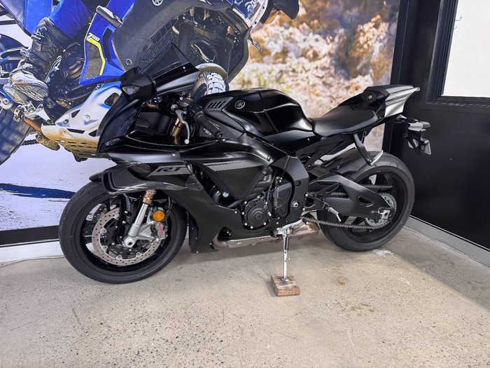 2025 Yamaha YZF-R1 BLACK