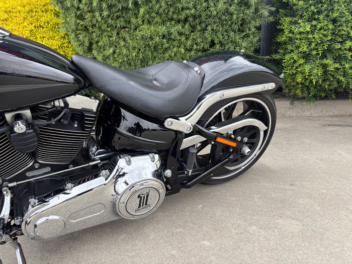 2015 HARLEY-DAVIDSON FXSB SOFTAIL BREAKOUT Black