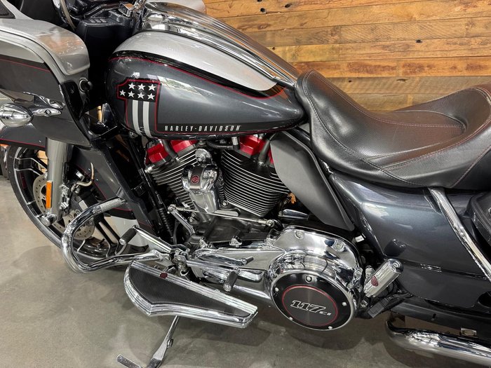 2019 Harley-Davidson CVO Road Glide 117 (FLTRXSE) Touring Silver