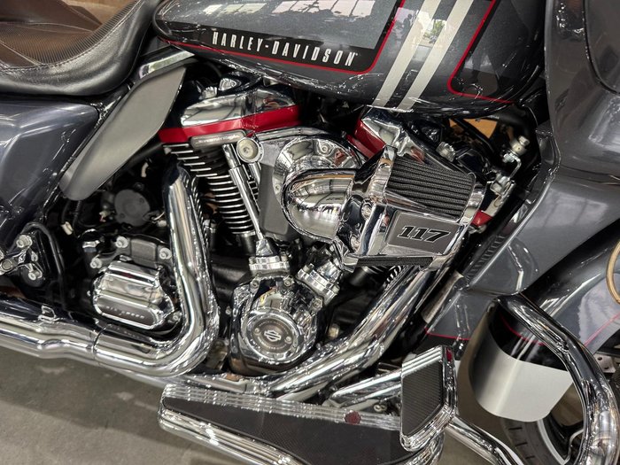 2019 Harley-Davidson CVO Road Glide 117 (FLTRXSE) Touring Silver