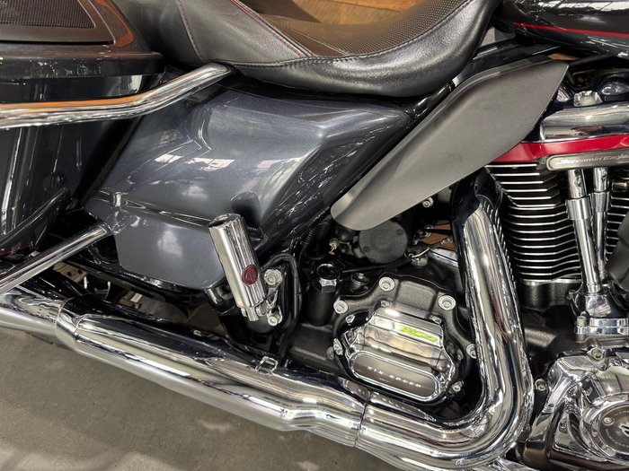 2019 Harley-Davidson CVO Road Glide 117 (FLTRXSE) Touring Silver