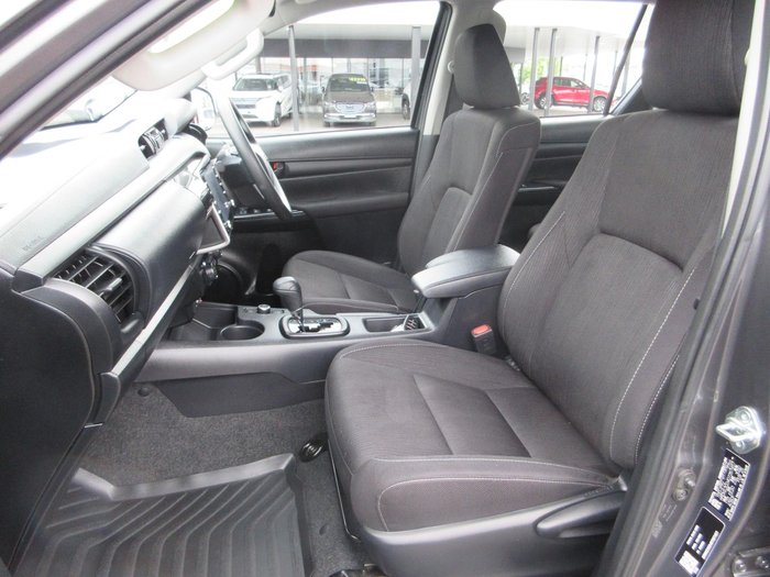 2025 Toyota Hilux SR