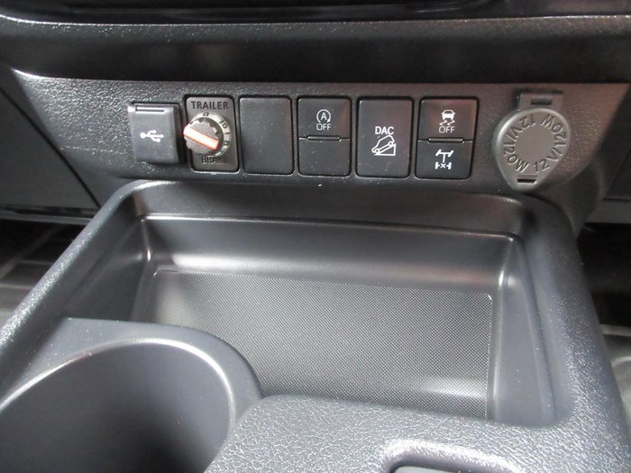 2025 Toyota Hilux SR