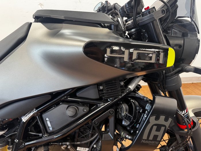 2024 Husqvarna SVARTPILEN 401 Black