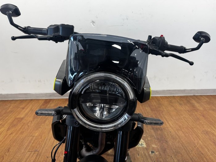 2024 Husqvarna SVARTPILEN 401 Black